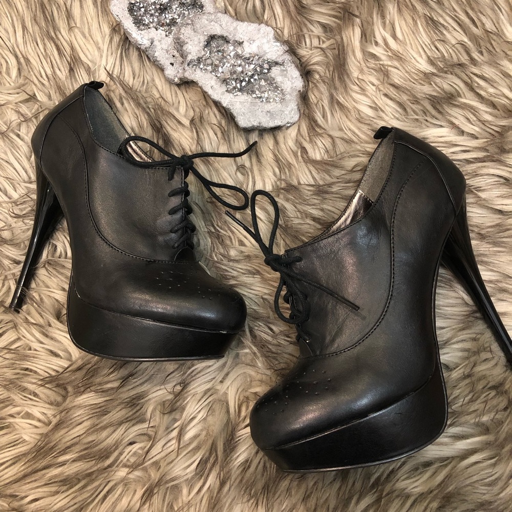 Bakers Black Leather Platform Lace Up Pumps 7 Gem